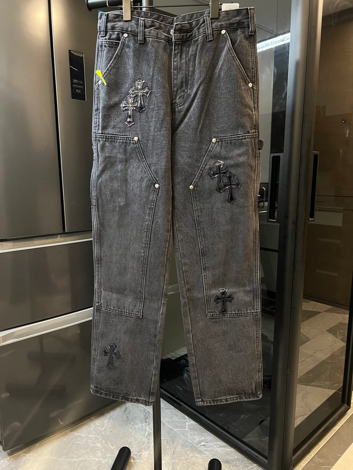 P280 [Next day] Chrome Hearts/Chrome Hearts ch cross patch black glitter starry sky leather logging jeans (black) using top-notch heavy-duty washing technology, every detail shows ingenuity. The calfskin is laser-cut to make a delicate cross, which is a dual enjoyment of touch and sight. Paired with aged silver hardware, it is retro and high-end, full of texture. The straight-cut upper body turns into "chopstick legs" in an instant, easily modifying the shape of the legs. It can be controlled by any figure and has a full sense of luxury. This is a carefully crafted high-end version, the quality far exceeds the market currency, and the details can stand the scrutiny of a magnifying glass. Although the price is close to the people, the quality is completely in line with the big brands, and it is easy to follow the trend. Classic black, low-key and versatile, with simple and individual matching, you can easily create a fashionable look, making you the center of attention whether you are going out daily or attending events.  Size: 30 32 34 36 (corresponding to m-xxl) Detailed size can be found in Figure 9